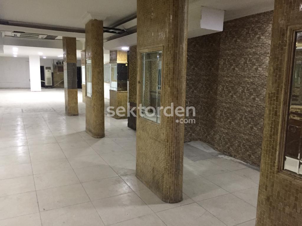 Alsancak 1.kordon'da Geniş Cepheli Dükkan