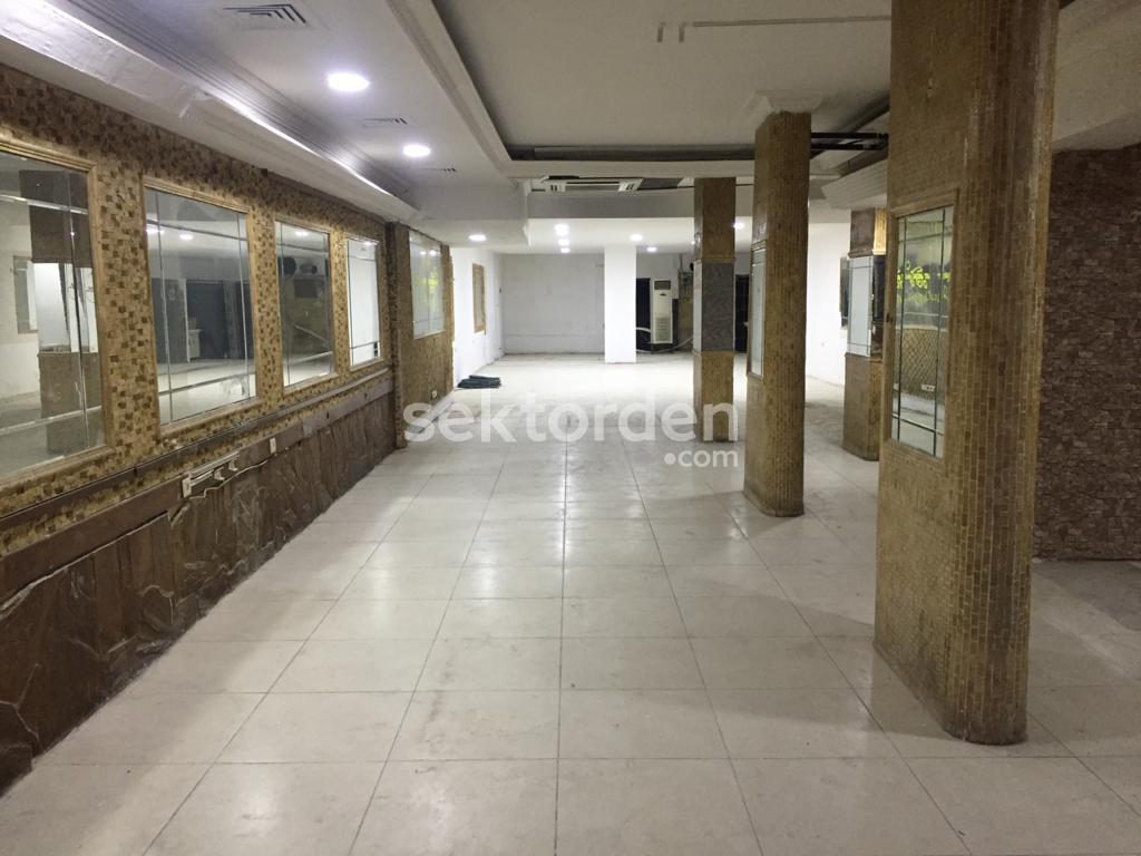 Alsancak 1.kordon'da Geniş Cepheli Dükkan