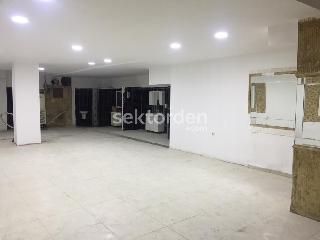 Alsancak 1.kordon'da Geniş Cepheli Dükkan