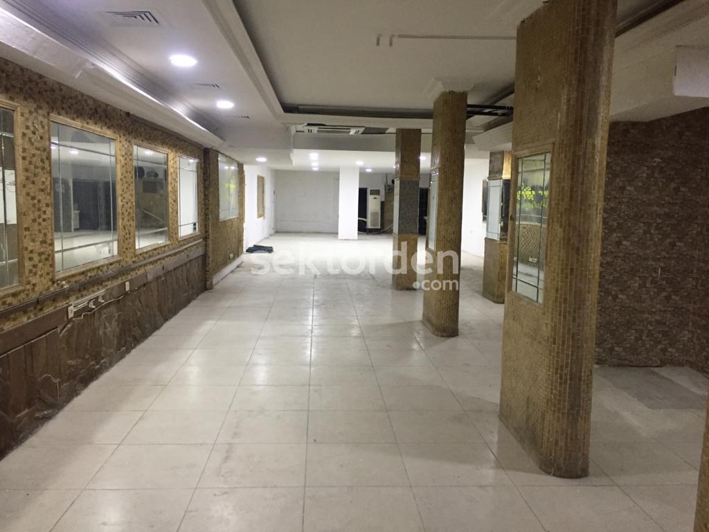Alsancak 1.kordon'da Geniş Cepheli Dükkan