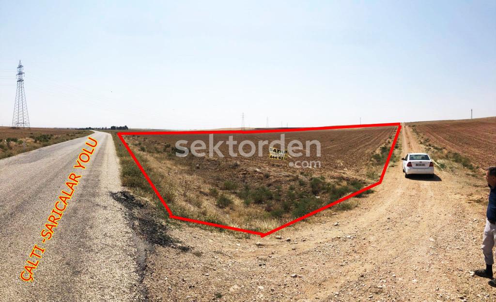 Konya Sarıcalar da 56.563 m2 yol üzeri Müstakil Tarla