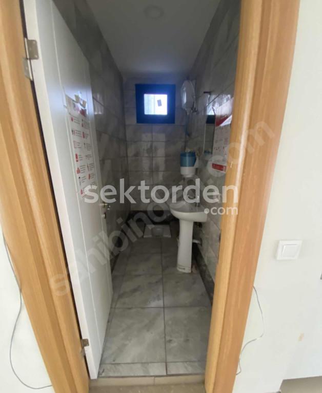 EMLAK WORKS'DEN SULTANBEYLİ MERKEZİ KONUMDA SATILIK DÜKKAN