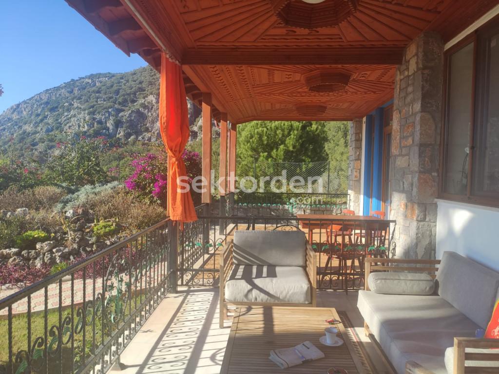 MUĞLA DALYAN ORTACADA SATILIK 3500 M2 ARSA İÇİNDE 380 M2 4+2 MALİKANE