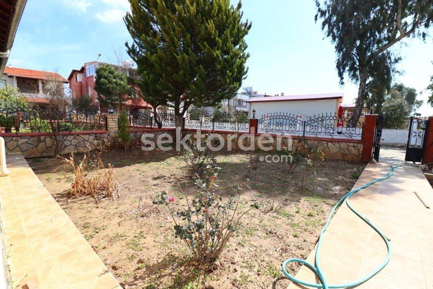 Ürkmez'de Denize 50M. Mesafede Yaz Kış Kullanıma Uygun 4+1 Villa