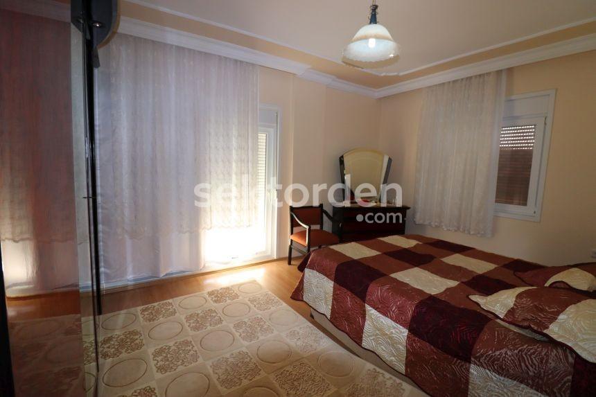 Ürkmez'de Denize 50M. Mesafede Yaz Kış Kullanıma Uygun 4+1 Villa