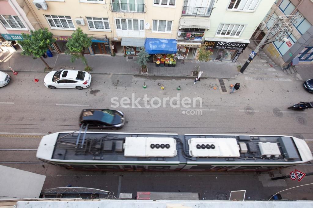 BURSA KILIÇ’TAN İNCİRLİ’DE CADDE ÜZERİ SATILIK LÜX 2+1 DAİRE